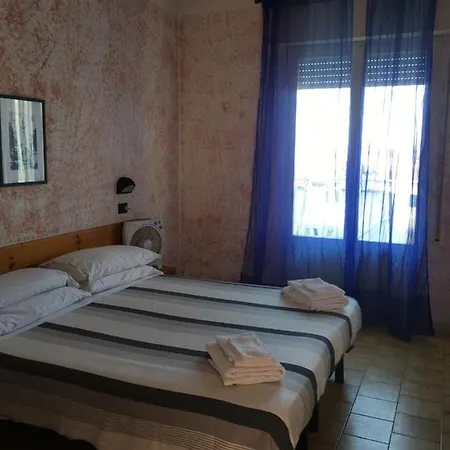 מלון Albergo Rondine רימיני